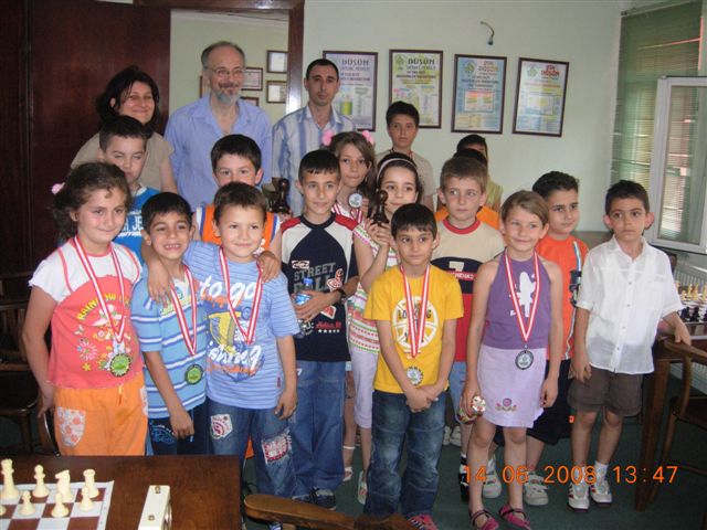 Düşün Satranç Merkezi - Aile Fotoğrafı Düşün Satranç Merkezi - Aile Fotoğrafı